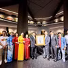 Tổng Lãnh sự Đinh Hoàng Linh thay mặt đoàn Việt Nam trao tặng tranh Bác Hồ cho PGS TS Charnchai Panthongviriyakul, Hiệu trưởng trường Đại học Khon Kaen. (Ảnh: PV/Vietnam+)