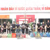 12 đối tượng và các tang chứng, vật chứng tại Cơ quan Cảnh sát điều tra Công an Thành phố Hồ Chí Minh. (Ảnh: CA Thành phố Hồ Chí Minh cung cấp)