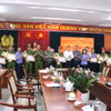 Trung tướng Mai Hoàng - Giám đốc Công an Thành phố Hồ Chí Minh (giữa) khen thưởng các tập thể, cá nhân có thành tích xuất sắc trong đấu tranh, triệt phá đường dây mua bán trái phép chất ma túy liên tỉnh. (Ảnh: CA Thành phố Hồ Chí Minh cung cấp)