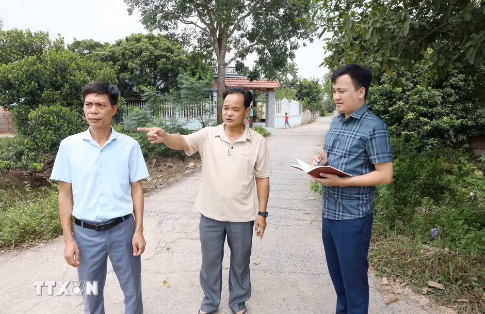 ttxvn-hung-yen-can-bo-co-so-truoc-phep-thu-tang-truong-1.jpg