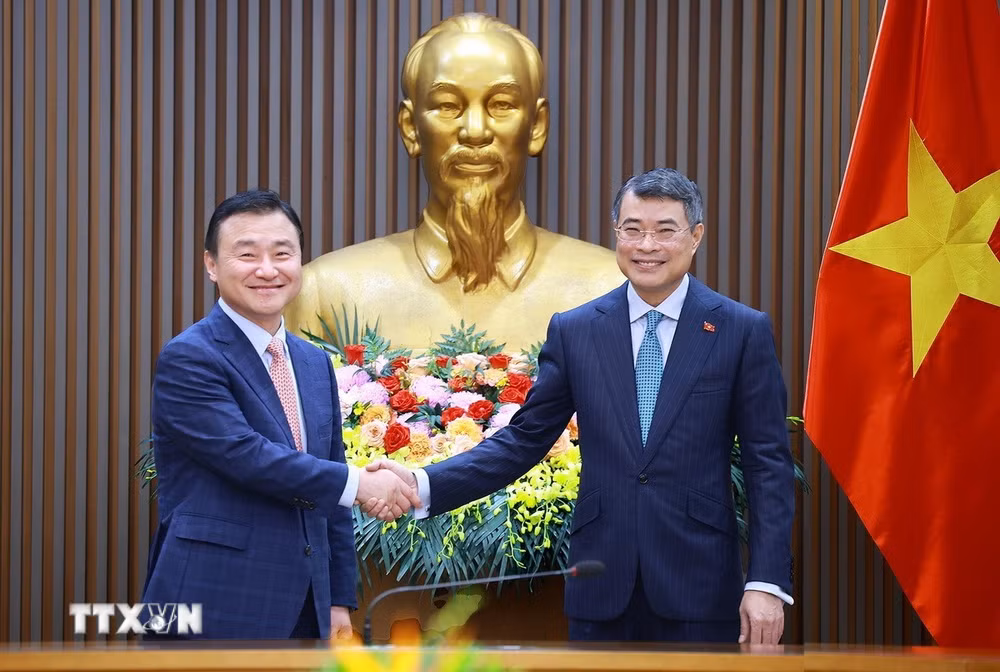 ttxvn-thu-tuong-le-minh-hung-tiep-tong-giam-doc-dieu-hanh-samsung-dien-tu-1.jpg