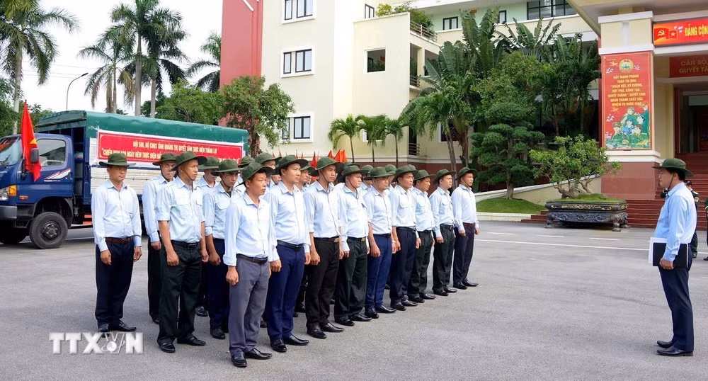 ttxvn-quy-tap-hai-cot-liet-sy-hy-sinh-tai-lao-2.jpg
