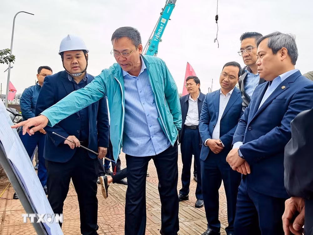 ttxvn-chu-tich-thanh-pho-ha-noi-kiem-tra-cong-trinh-chong-ngap-4.jpg