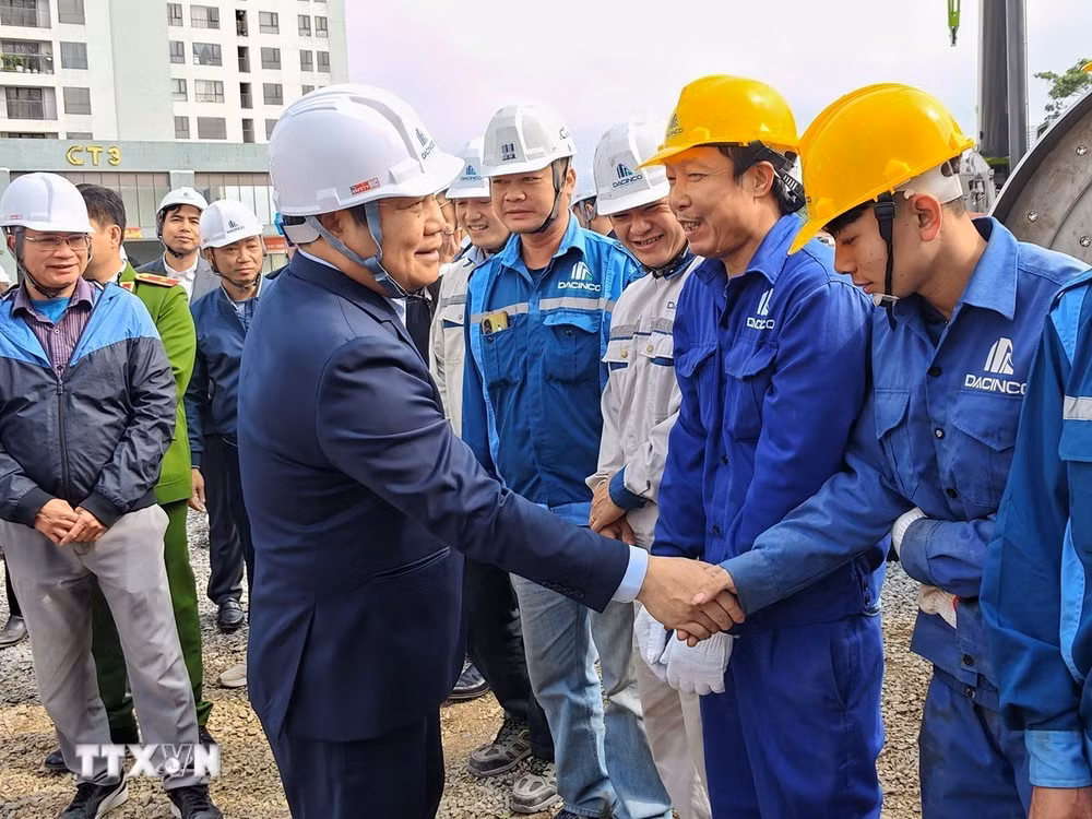 ttxvn-chu-tich-thanh-pho-ha-noi-kiem-tra-cong-trinh-chong-ngap-5.jpg