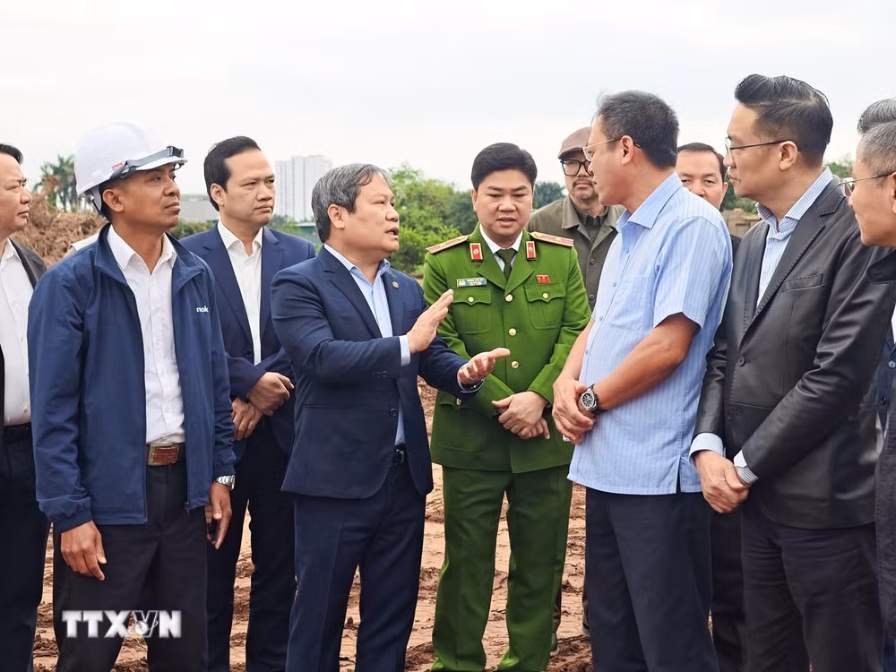 ttxvn-chu-tich-thanh-pho-ha-noi-kiem-tra-cong-trinh-chong-ngap-6.jpg