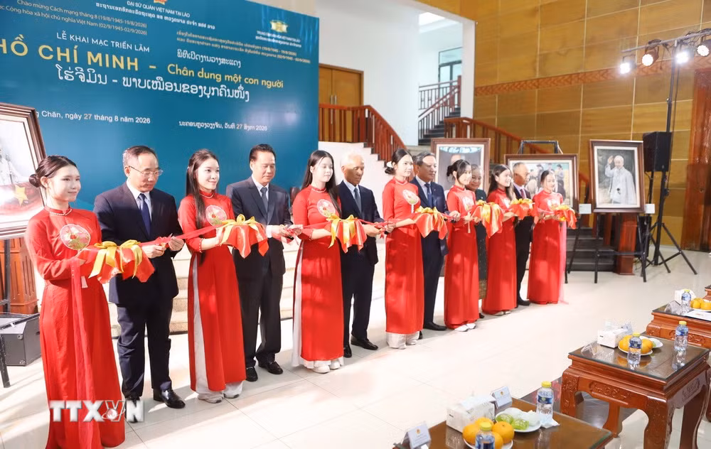 ttxvn-trien-lam-anh-chu-tich-ho-chi-minh-tai-lao-1.jpg