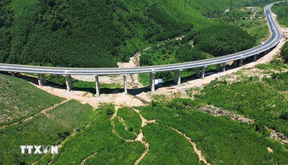 ttxvn-cao-toc-la-son-hoa-lien3.jpg