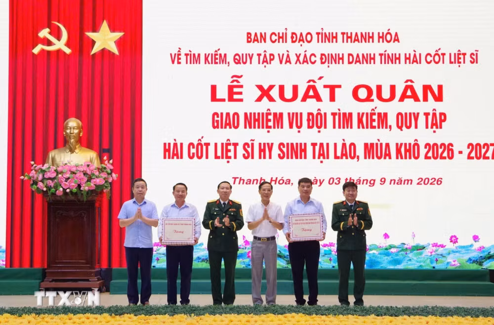 ttxvn-thanh-hoa-hai-cot-liet-sy-2.jpg