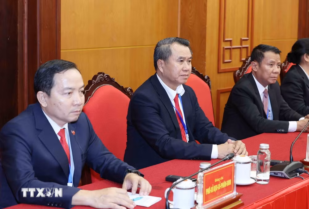ttxvn_thuong-truc-ban-bi-thu-tiep-doan-can-bo-dang-nhan-dan-cach-mang-lao-8.jpg