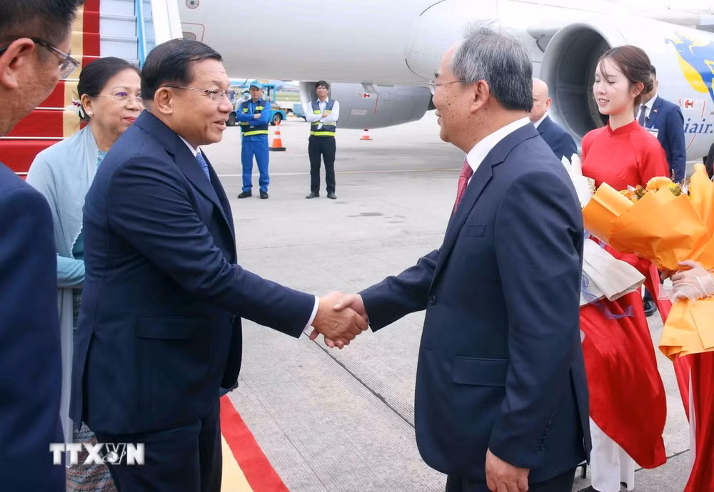 ttxvn-tong-thong-myanmar-va-phu-nhan-den-ha-noi2.jpg