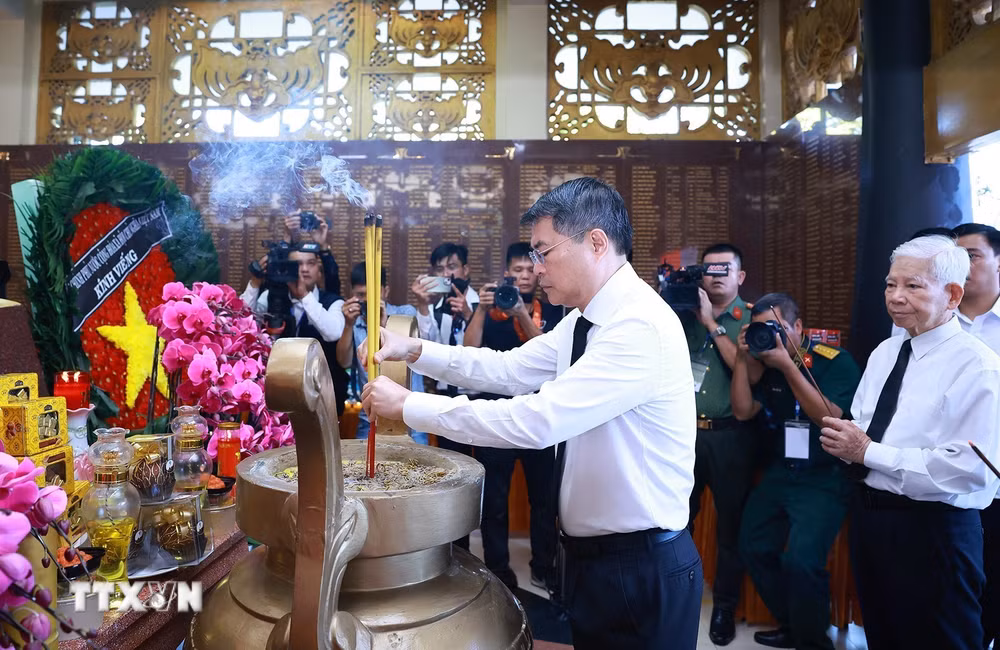 ttxvn_thu-tuong-du-le-vieng-truy-dieu-va-an-tang-hai-cot-liet-si-tai-cong-vien-le-thi-rieng-7.jpg
