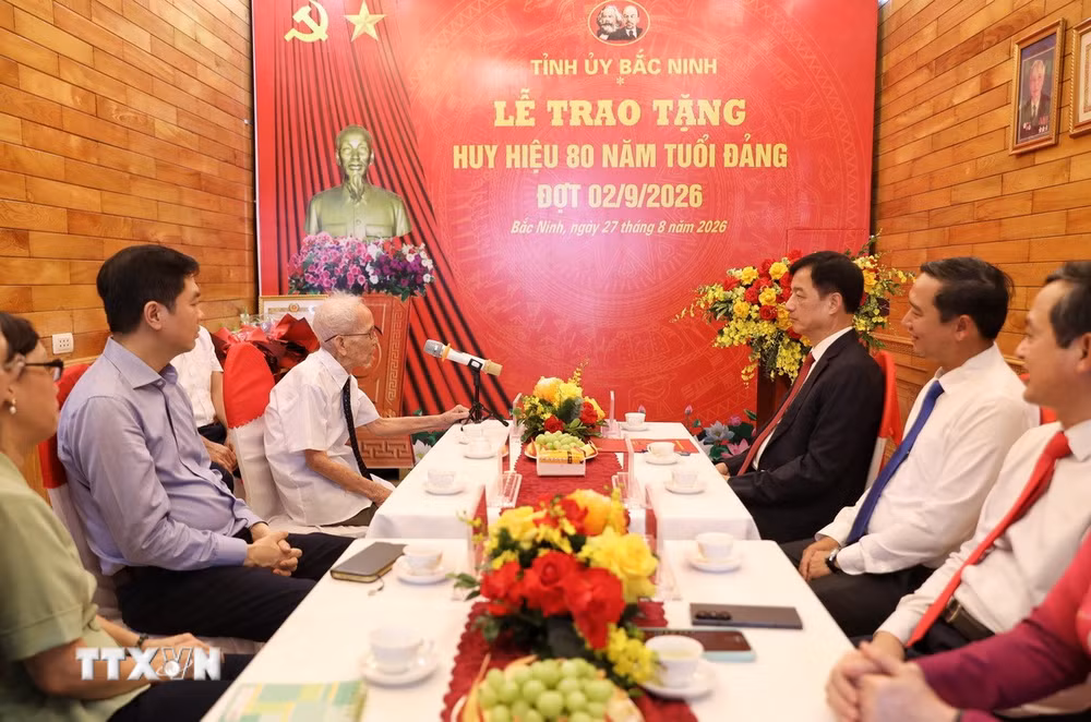 ttxvn-huy-hieu-dang3.jpg