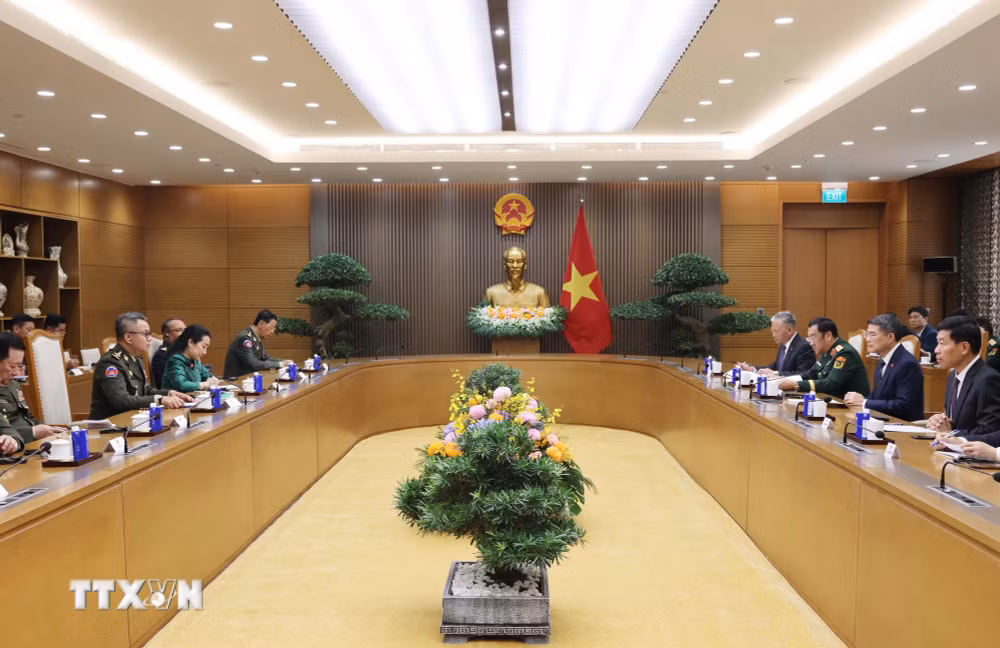 ttxvn_thu-tuong-le-minh-hung-tiep-pho-thu-tuong-bo-truong-bo-quoc-phong-campuchia-1.jpg