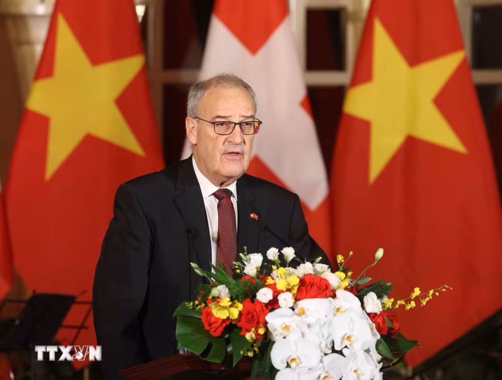 ttxvn_tong-bi-thu-chu-tich-nuoc-to-lam-va-phu-nhan-chieu-dai-tong-thong-thuy-si-va-phu-nhan-3.jpg