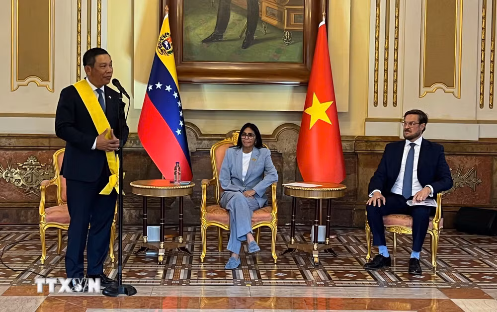 ttxvn-venezuela-trao-huan-chuong-cao-quy-cho-dai-su-viet-nam-4.jpg