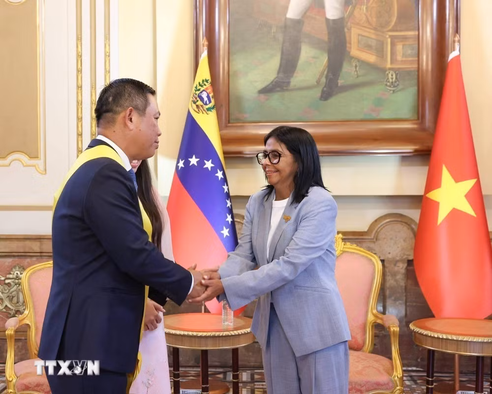 ttxvn-venezuela-trao-huan-chuong-cao-quy-cho-dai-su-viet-nam-3.jpg