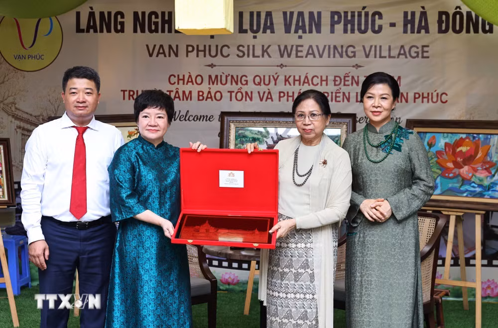 ttxvn-phu-nhan-tong-bi-thu-lang-lua-van-phuc-2.jpg