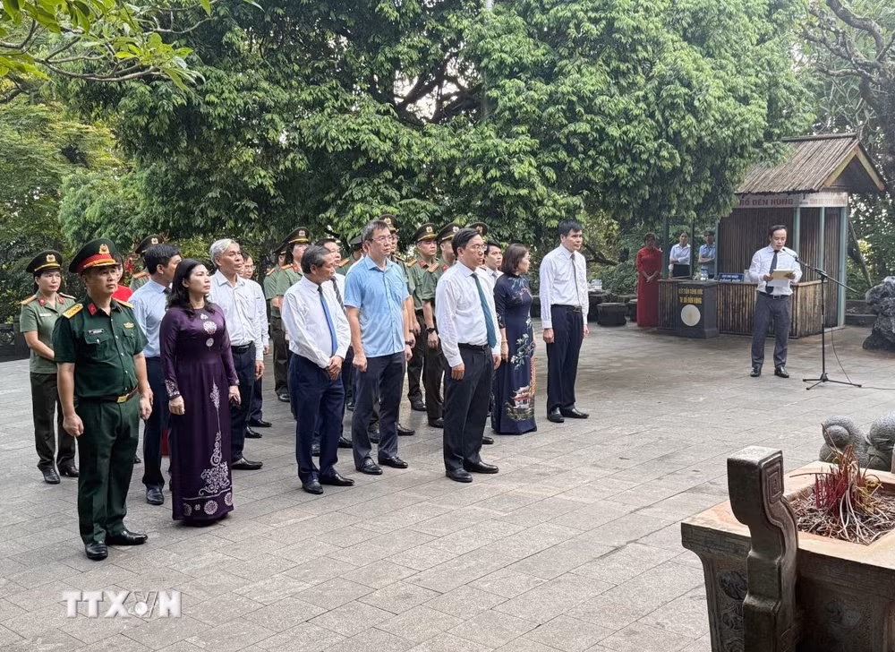 ttxvn-phu-tho-dang-huong-ky-niem-72-nam-ngay-bac-ho-ve-tham-den-hung-1.jpg