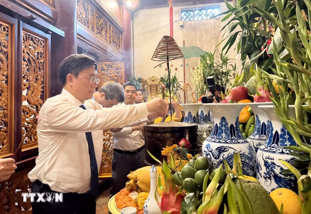 ttxvn-phu-tho-dang-huong-ky-niem-72-nam-ngay-bac-ho-ve-tham-den-hung-2.jpg