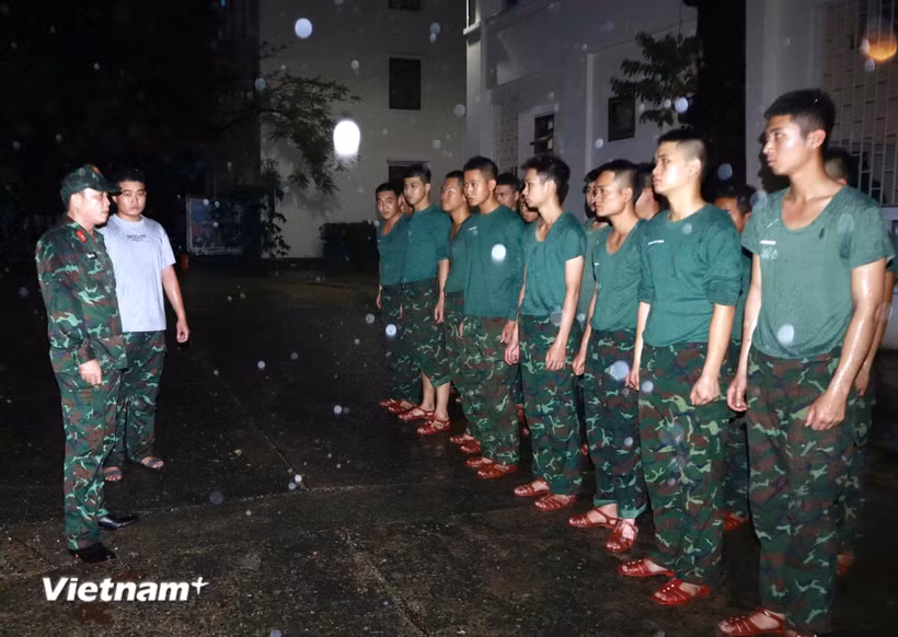 Gần 1h sáng ngày 30/10, Đại tá Trần Hữu Ích – Chỉ huy trưởng Bộ Chỉ huy Quân sự thành phố Đà Nẵng ban hành lệnh khẩn cấp điều động lực lượng cơ động cứu dân trong đêm. (Ảnh: PV/Vietnam+)