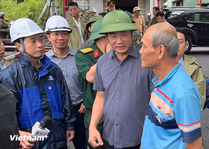 Bí thư Thành ủy Đà Nẵng Lê Ngọc Quang (Người thứ 2 từ phải qua) hỏi thăm người dân tại khu vực "rốn lũ" đường Mẹ Suốt. (Ảnh: PV/Vietnam+)