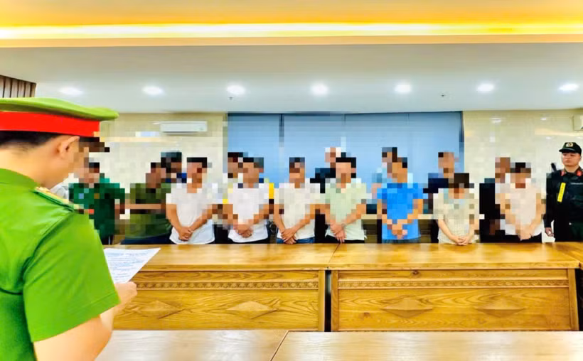 Cơ quan cảnh sát điều tra Công an thành phố Đà Nẵng đọc lệnh bắt tạm giam các đối tượng. (Nguồn: Công an thành phố Đà Nẵng)