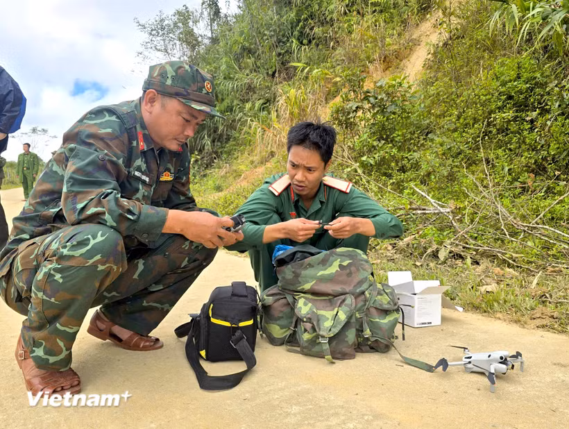 Bộ Chỉ huy Quân sự thành phố Đà Nẵng sử dụng 2 UAV rà quét khu vực sạt lở để tìm kiếm người mất tích và lên phương án cứu hộ, cứu nạn hiệu quả. (Ảnh: Thanh Phong/Vietnam+)