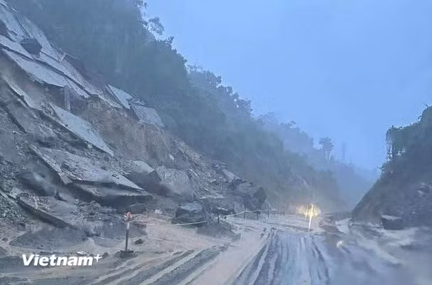 Sạt lở ta luy khiến bùn đất tràn xuống đường ở Quốc lộ 14E. (Ảnh: PV/Vietnam+)