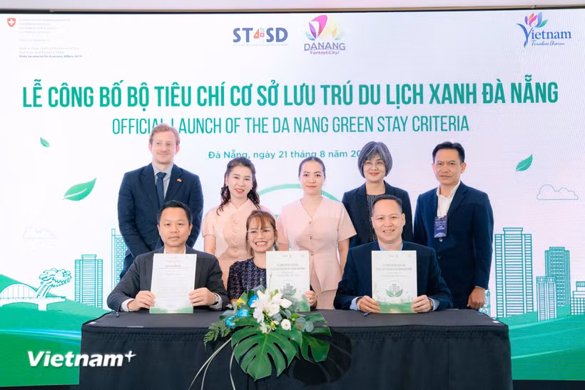 Chi hội Khách sạn Đà Nẵng và các cơ sở lưu trú ký cam kết đồng hành thực hiện Bộ tiêu chí cơ sở lưu trú du lịch xanh Đà Nẵng. (Ảnh: PV/Vietnam+)
