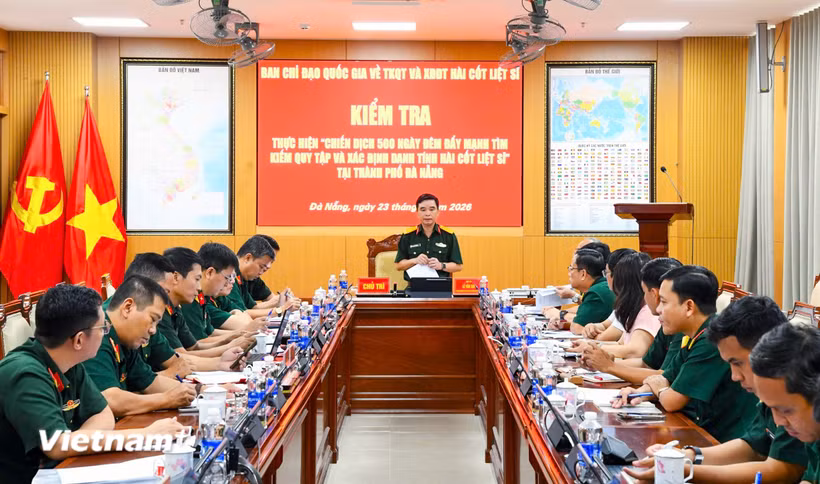 Đoàn công tác Ban Chỉ đạo Quốc gia về tìm kiếm hài cốt liệt sĩ đã kiểm tra thực tế "Chiến dịch 500 ngày đêm" tại thành phố Đà Nẵng. (Ảnh: PV/Vietnam+)