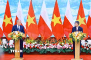 Thủ tướng Lê Minh Hưng và Thủ tướng Cộng hòa Ba Lan Donald Tusk tuyên bố nâng cấp quan hệ Việt Nam-Ba Lan lên Đối tác Chiến lược. (Ảnh: Dương Giang/TTXVN)