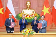 Thủ tướng Lê Minh Hưng và Thủ tướng Cộng hòa Ba Lan Donald Tusk chứng kiến trao Thỏa thuận hợp tác giữa Bộ Giáo dục và Đào tạo và Bộ Khoa học và Giáo dục đại học Cộng hoà Ba Lan về hợp tác trong lĩnh vực giáo dục đại học và nghiên cứu khoa học. (Ảnh: Dương Giang/TTXVN)