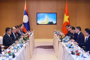 Thủ tướng Chính phủ Lê Minh Hưng tiếp Chủ tịch Ủy ban Trung ương Mặt trận Lào xây dựng đất nước và Hội Hữu nghị Lào-Việt Nam. (Ảnh: Dương Giang/TTXVN)