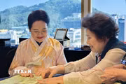 Phu nhân Nguyễn Thị Thanh Nga trải nghiệm nghệ thuật thắt nút chỉ Hàn Quốc. (Ảnh: Đào Lâm/TTXVN)