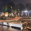 Cổng chào cao 5m ở Thành phố Hồ Chí Minh đổ sập trong mưa lớn 